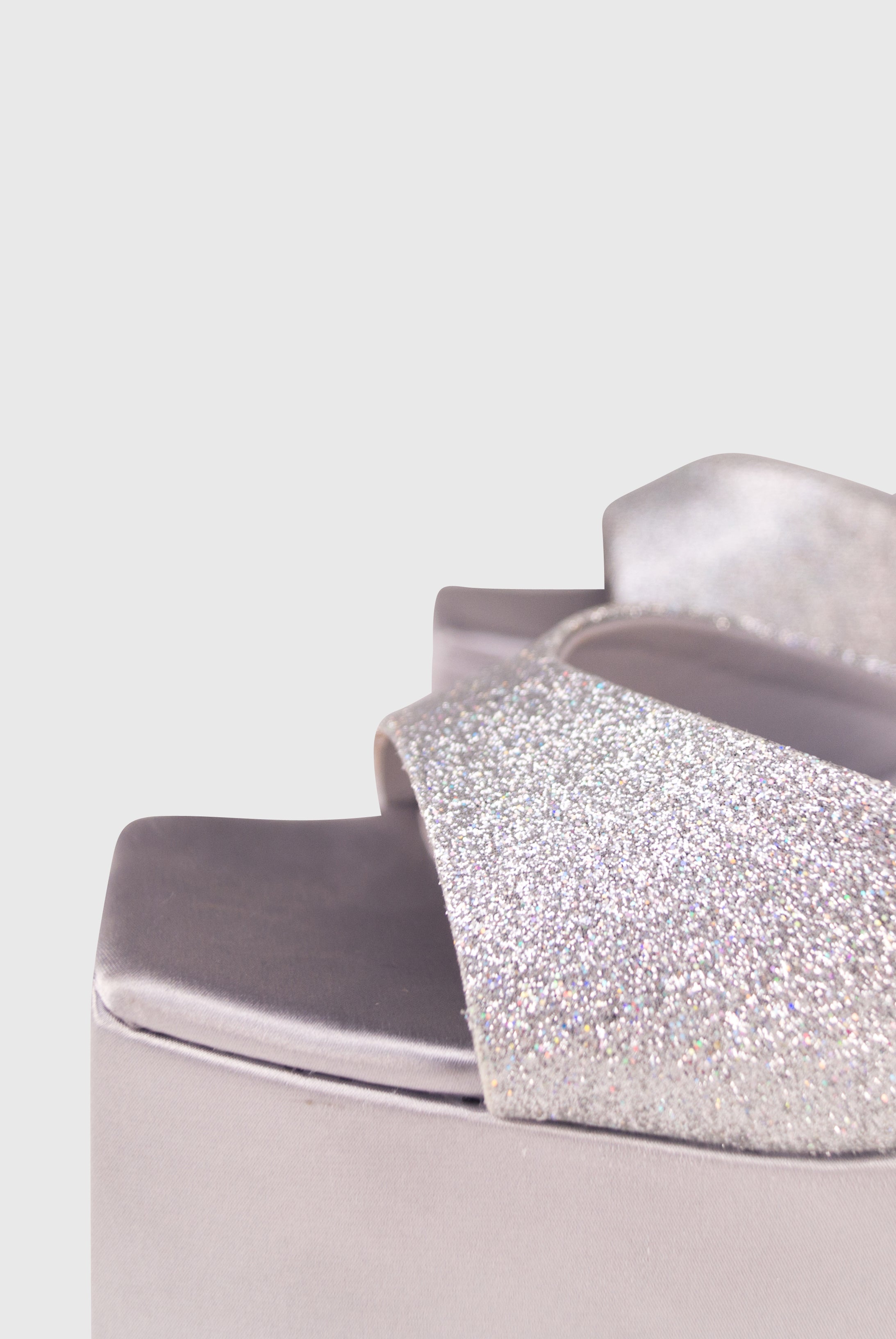 ARTEMIDE Argento effetto raso e glitter - Sandali con tacco alto e plateau | ENPOSH